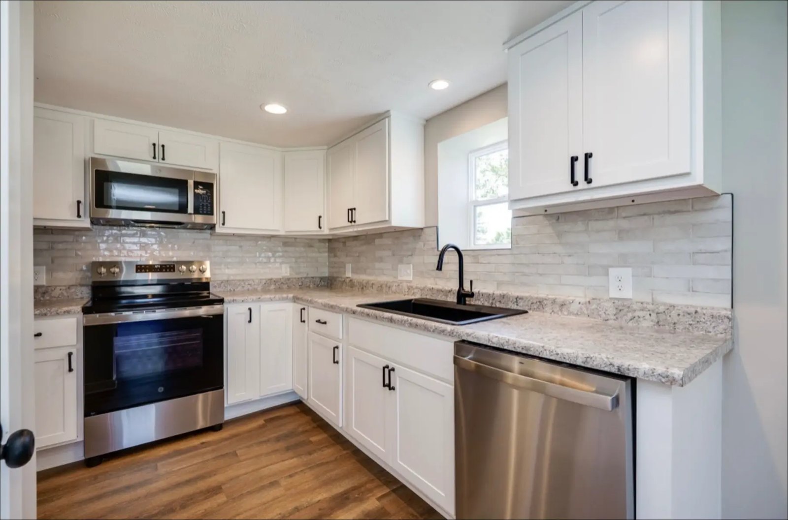 White Shaker Kitchen & Granite Counters