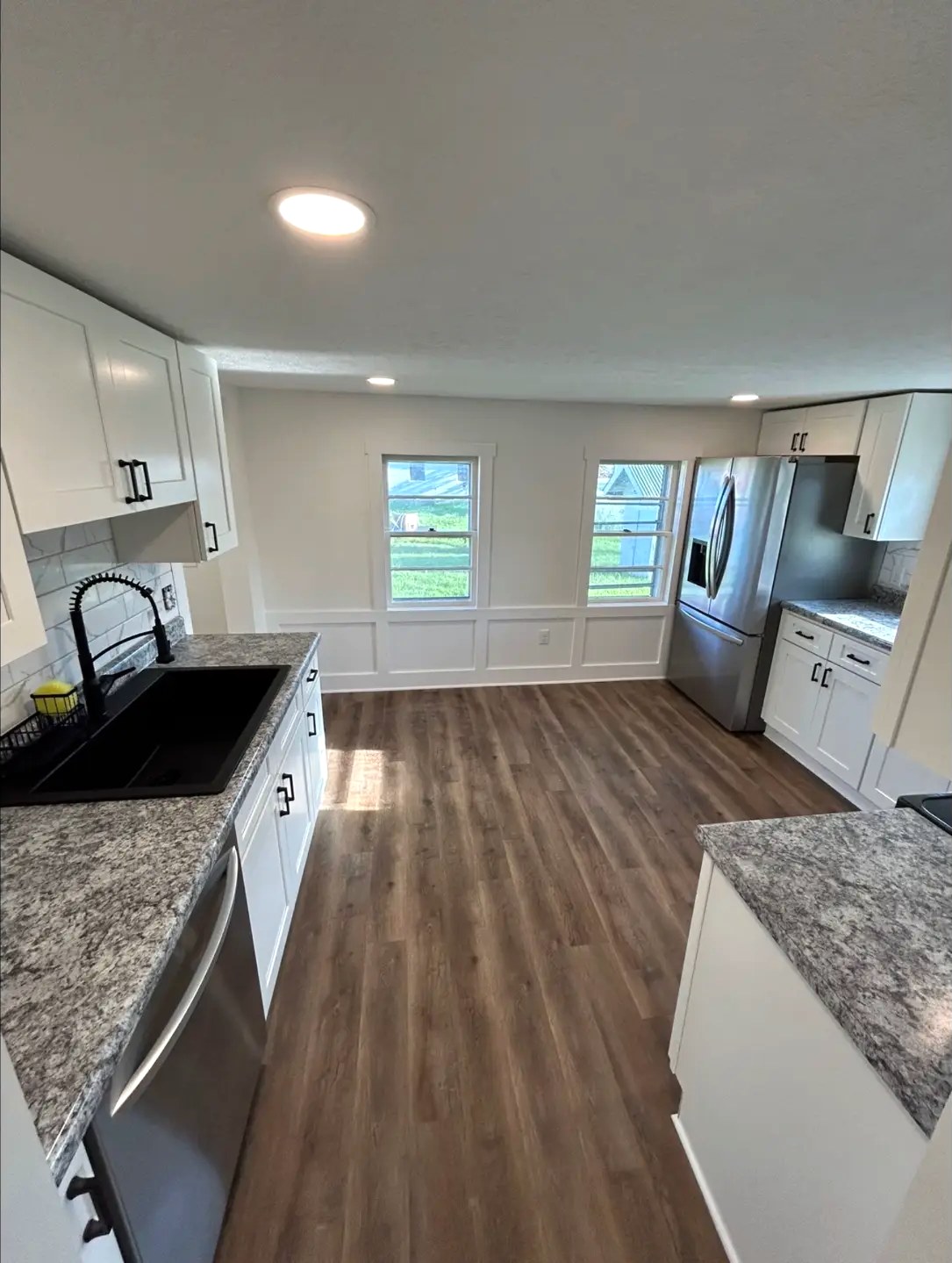 Granite Counters & Farmhouse Dining Area