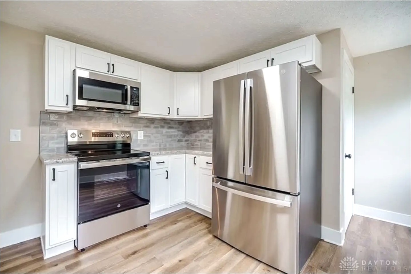 White Shaker Kitchen & Stainless Appliances